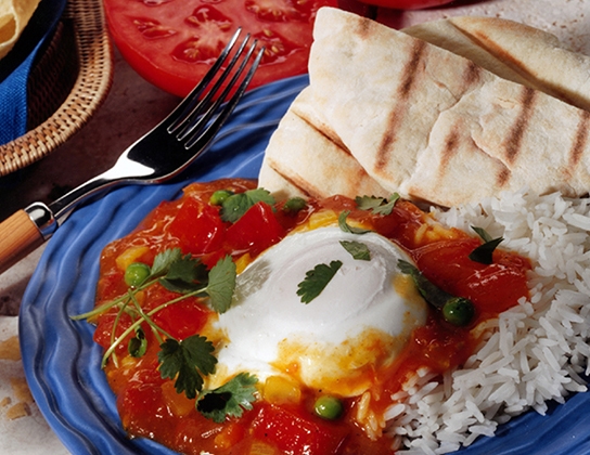 Poached eggs in curried tomato sauce