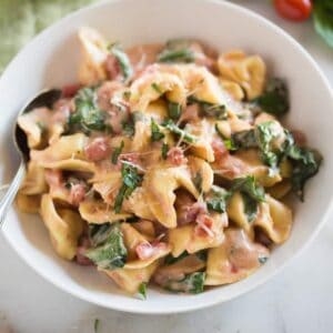 Creamy tomato and spinach tortellini