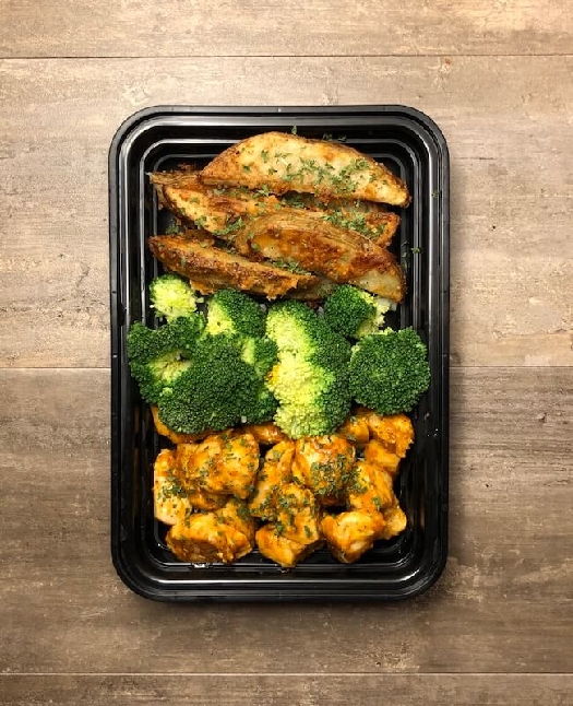 Buffalo chicken & garlic parmesan potatoes - the meal prep manual