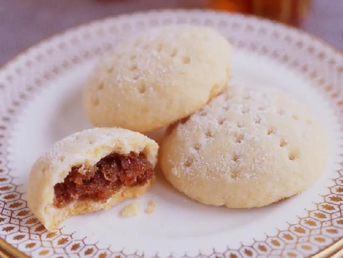 Maamoul: stuffed date-orange cookies recipe