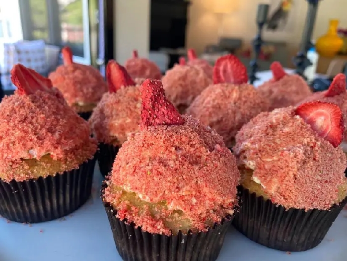 Ice cream truck-style strawberry shortcake cupcakes recipe
