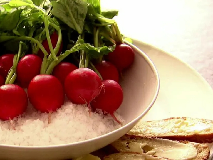 Radishes with butter and salt recipe