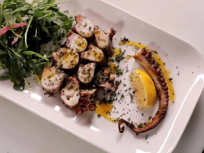 Octopus alla karvouna (charcoal-grilled octopus) recipe