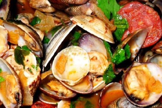 Clams In Spicy Salami Sauce