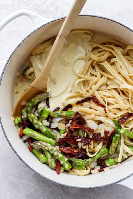 Creamy vegan asparagus pasta