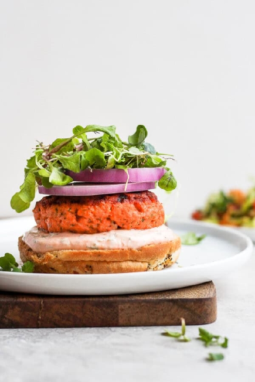 Lemon dill salmon burgers