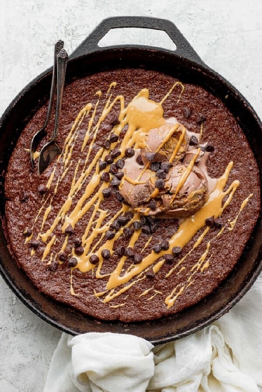 Flourless chocolate skillet cake