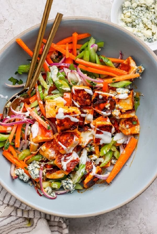 Crispy buffalo halloumi salad