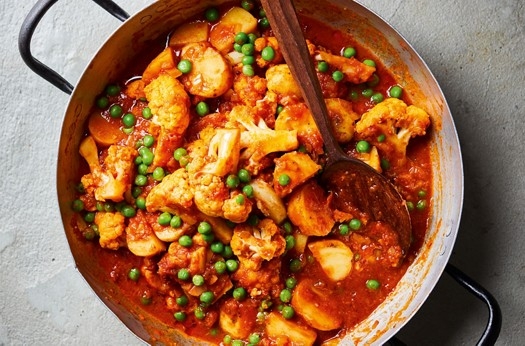 Potato, pea & cauliflower curry with coconut milk & tomato
