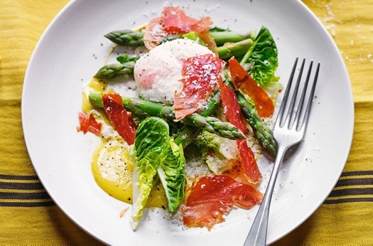 Asparagus & parma ham salad with poached egg
