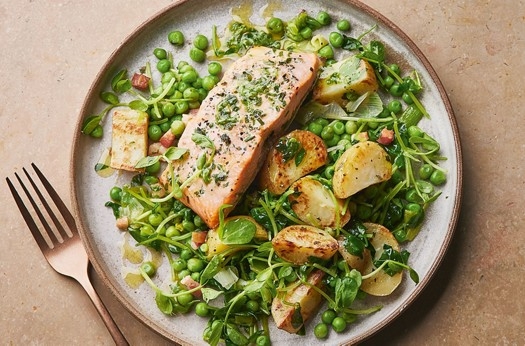 Salmon fillets with wild garlic, peas & leeks