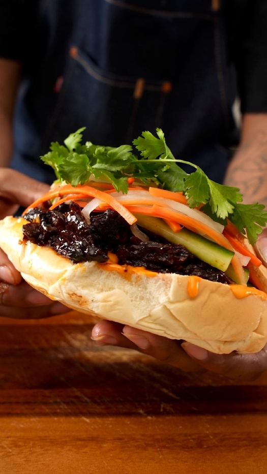 Burnt end bánh mì