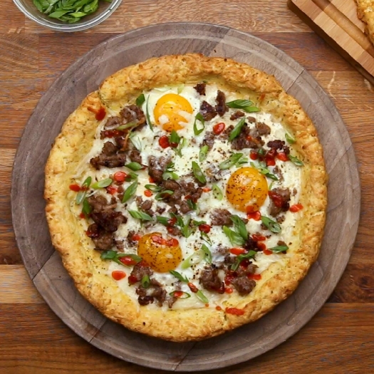 Potato crust breakfast pizza