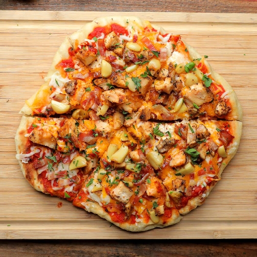 Roasted garlic chicken & bacon pizza