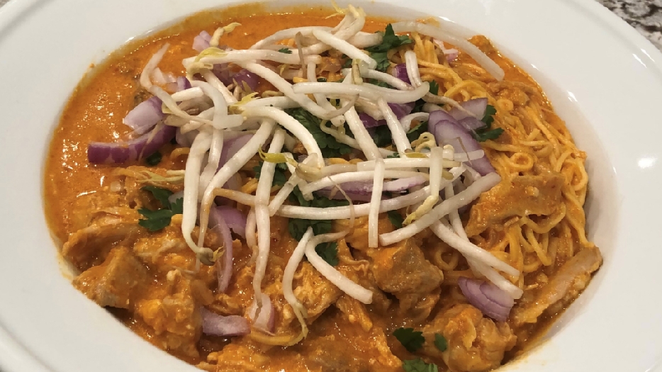 Khao soi gai (northern thai coconut-curry with chicken)