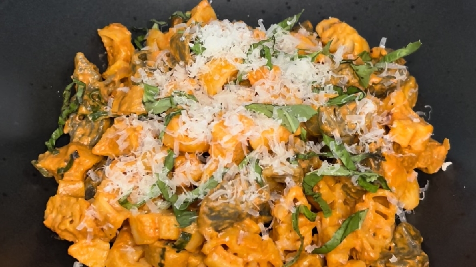 Halloween-inspired spicy tomato cream pasta