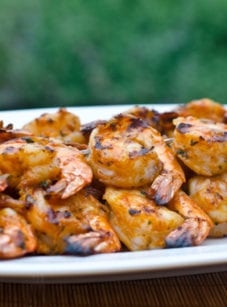 Grilled shrimp skewers with tomato, garlic & herbs