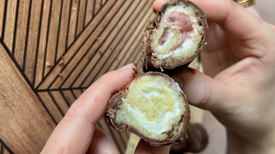 Fruit jam chocolate-covered rolls