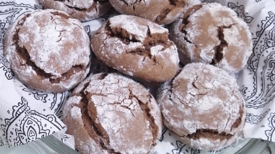 Homemade crinkle cookies