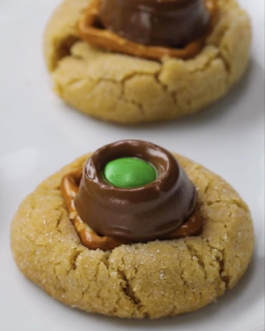 Sweet pretzel snaps cookies