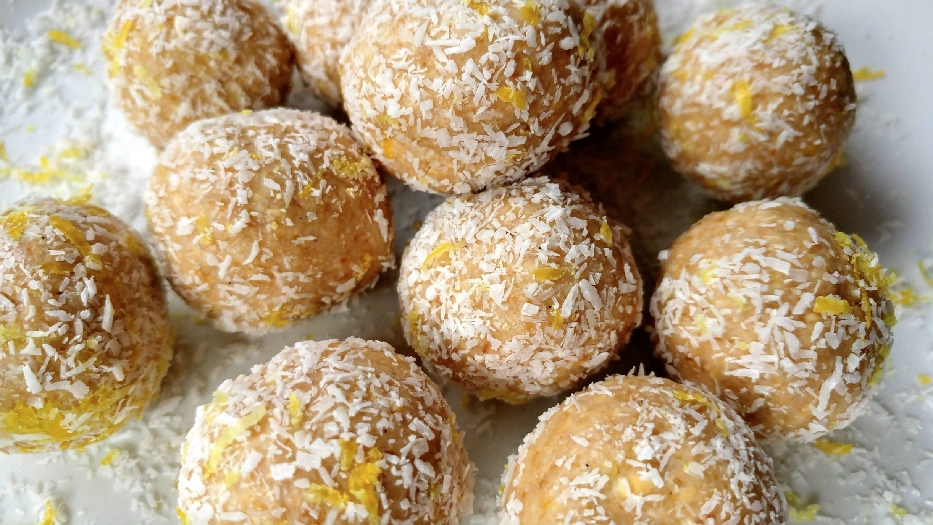Healthy lemon and coconut bliss balls