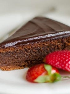 Flourless chocolate almond cake with chocolate ganache frosting