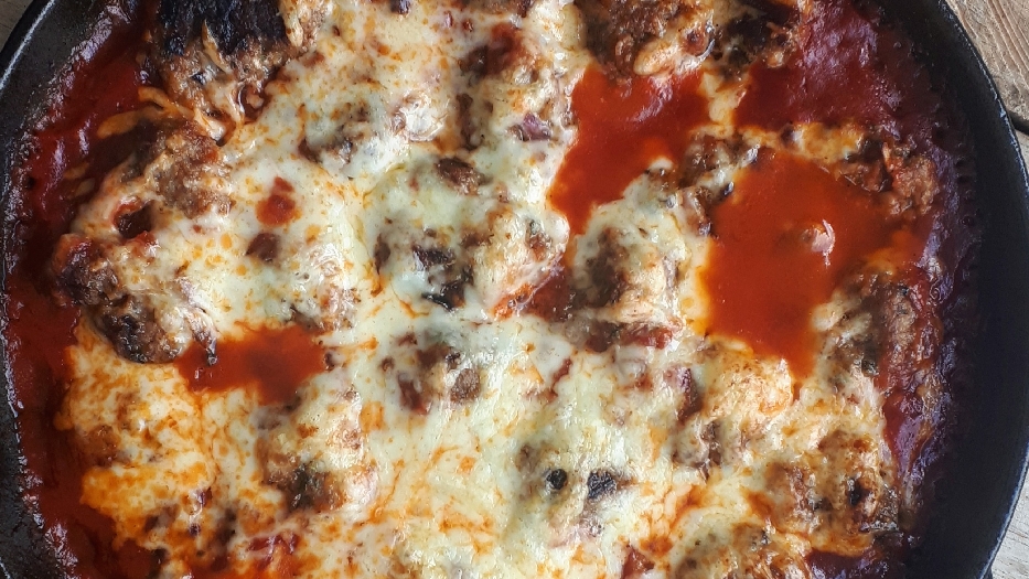 Cast-iron cheesy baked meatballs