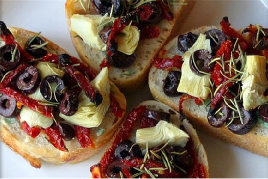 Artichoke, Kalamata, & Sun-Dried Tomato Mini-Pizzas With Garlic and Rosemary