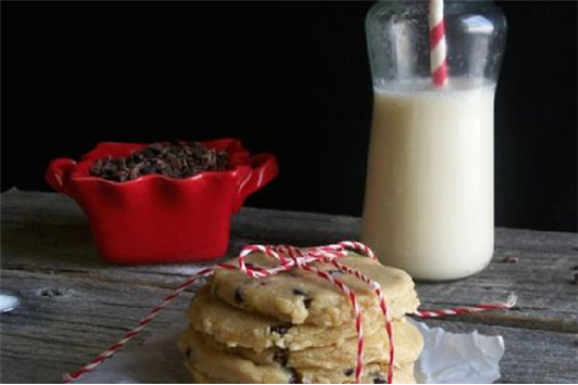 The Best Raw Chocolate Chip Cookies