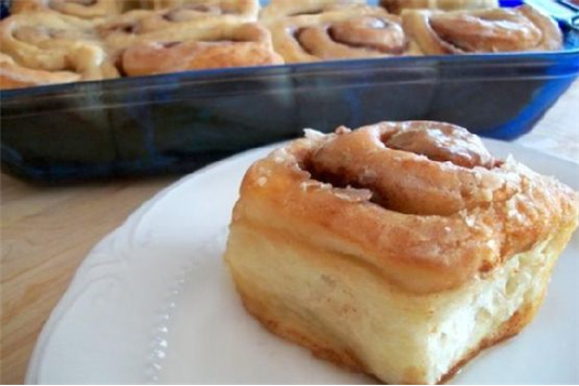 Cinnamon Buns With Maple Glaze