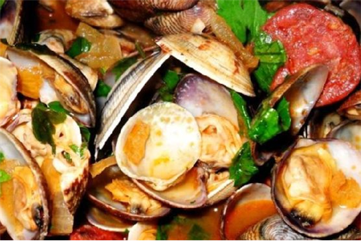 Clams In Spicy Salami Sauce